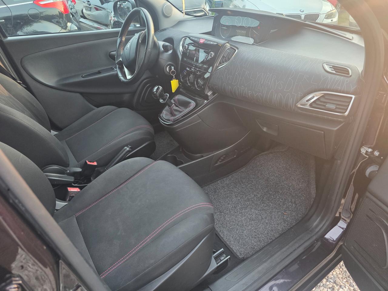 Lancia Ypsilon 1.2 69 CV 5 porte Platinum