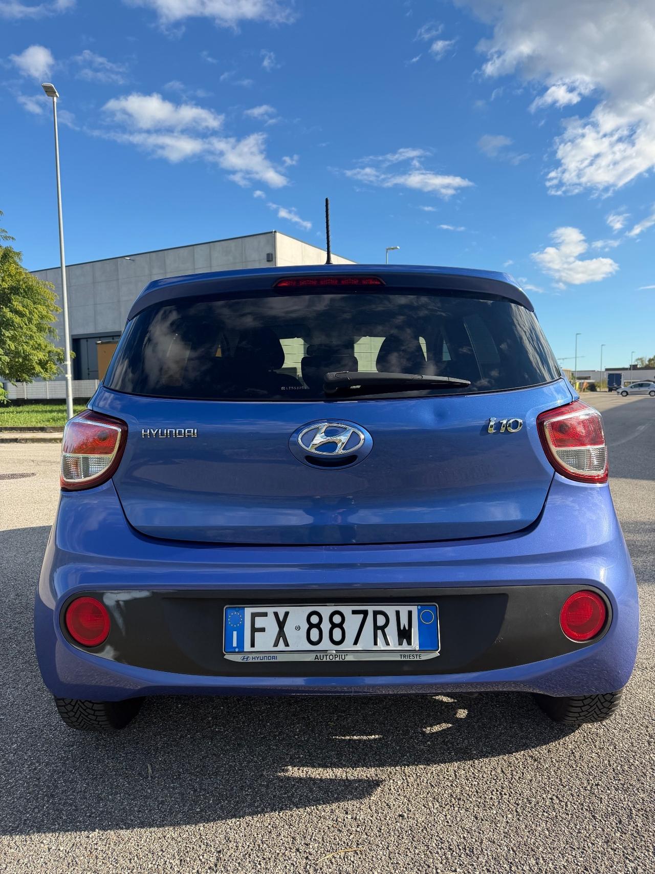 Hyundai i10 .