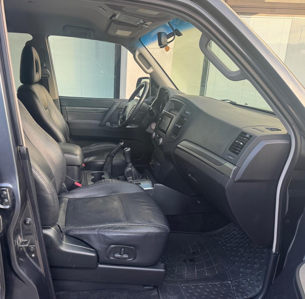 Mitsubishi Pajero 3.2 DI-D Autocarro Manuale Gancio traino