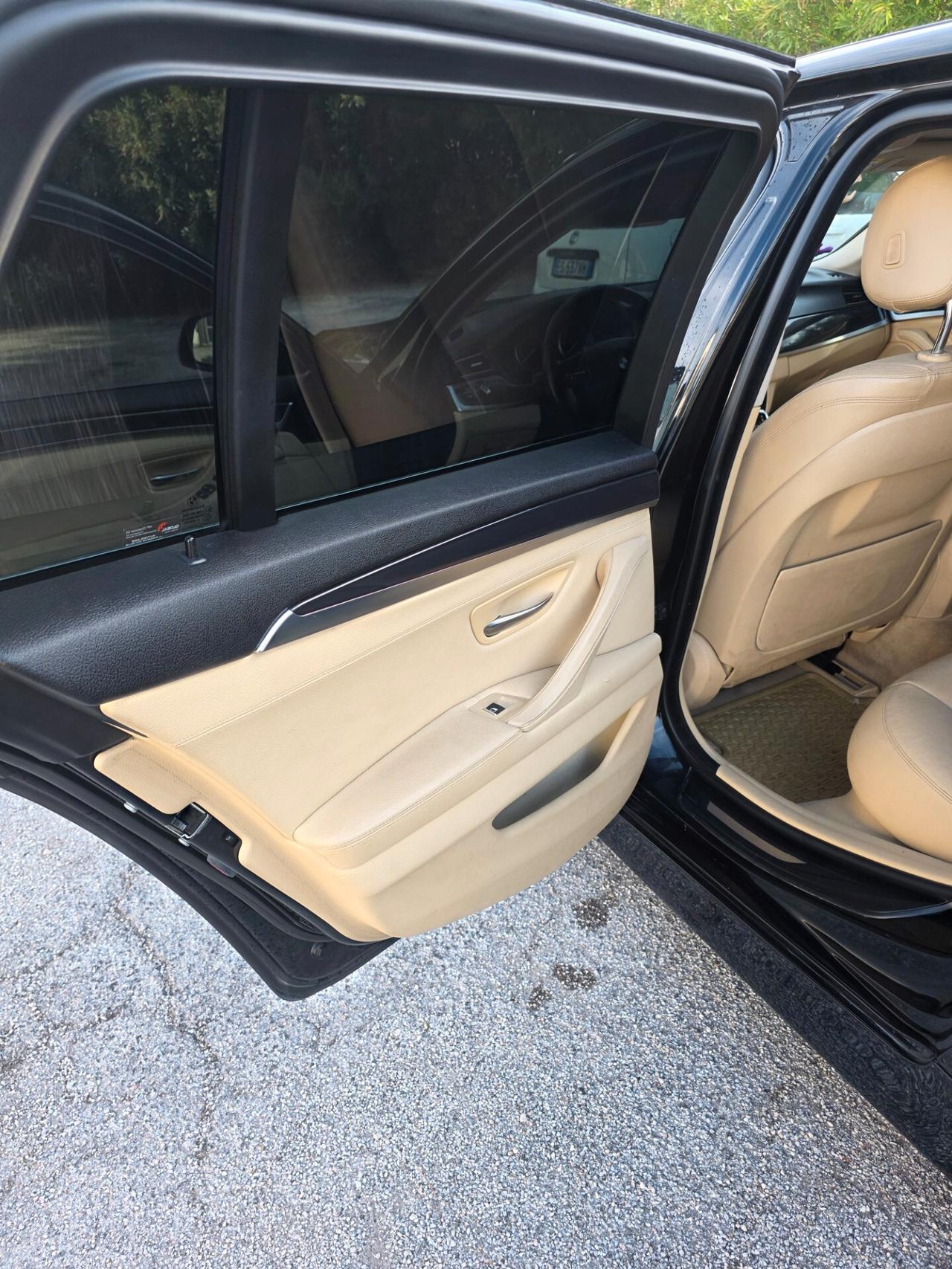 Bmw 520 M sport 2.0 disel 179000 km anno 2015 in perfetto stato tagliando appena eseguito bollo paga