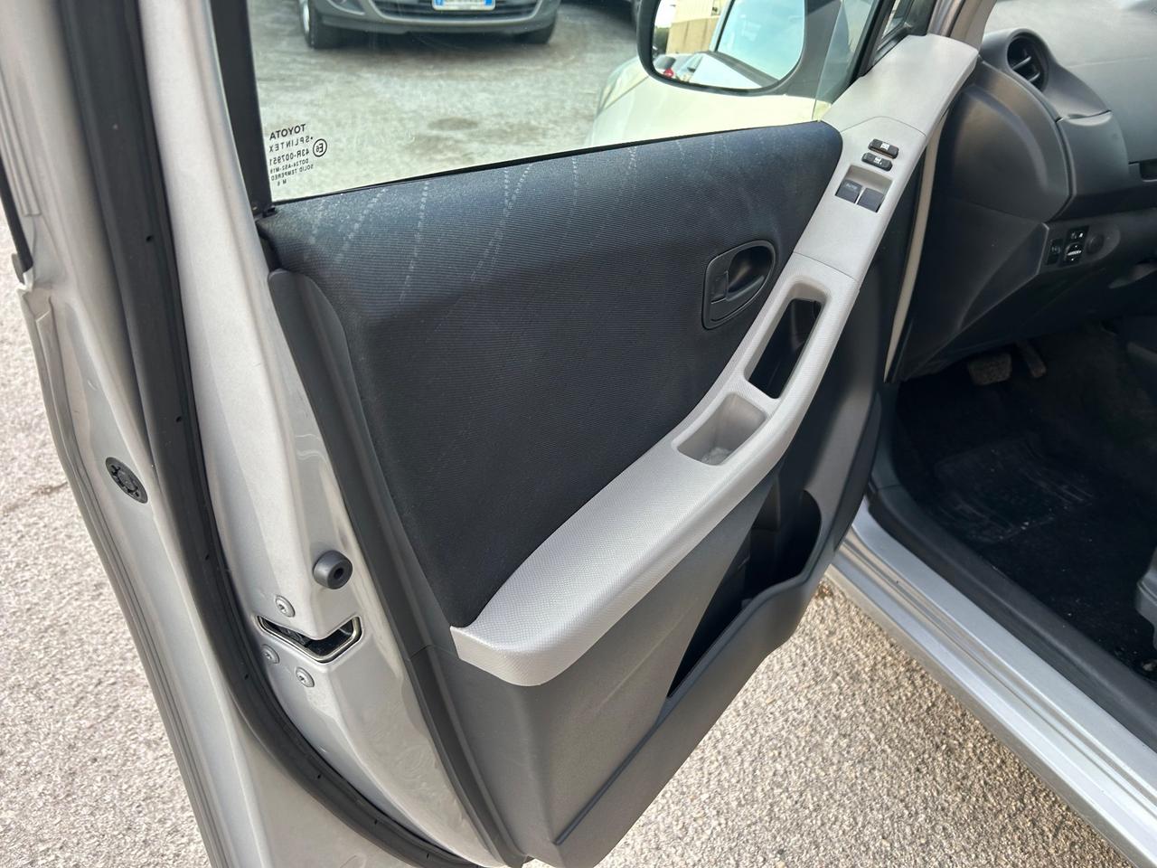 Toyota Yaris 1.3 5 porte cambio automatico 120000km