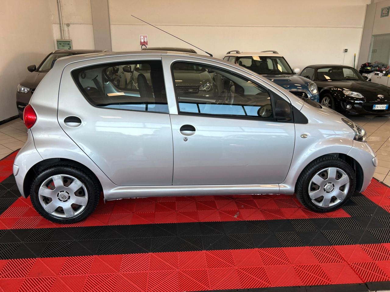 Toyota Aygo 1.0 12V VVT-i 5 porte Sol
