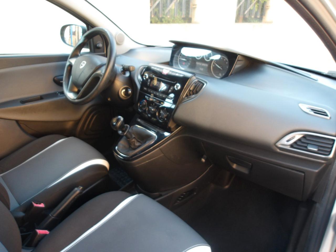 Lancia Ypsilon 5 Porte Ypsilon 1.2 8v Silver c/clima 69cv