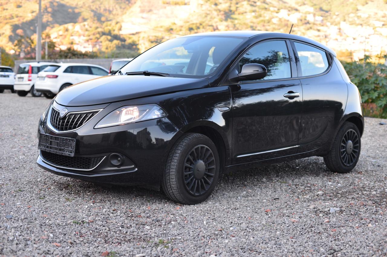 Lancia Ypsilon 1.0 FireFly 5 porte S&S Hybrid Silver