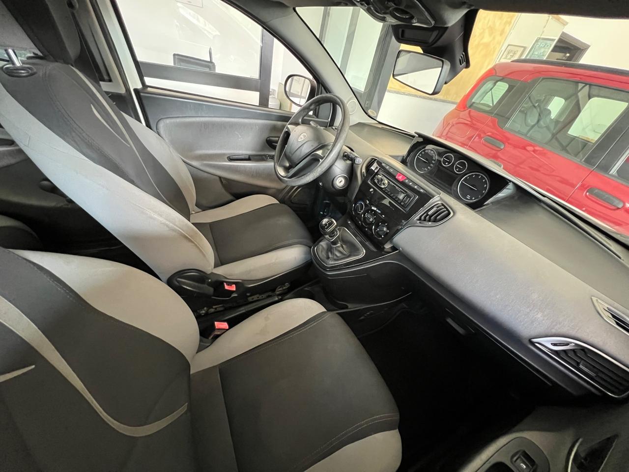 Lancia Ypsilon 0.9 TwinAir 85 CV 5 porte Metano Ecochic Silver