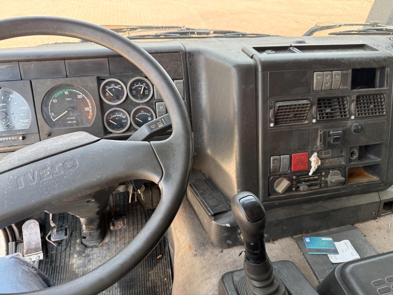 Iveco Eurotech 240E42 cassone fisso con rampe idrauliche e gru