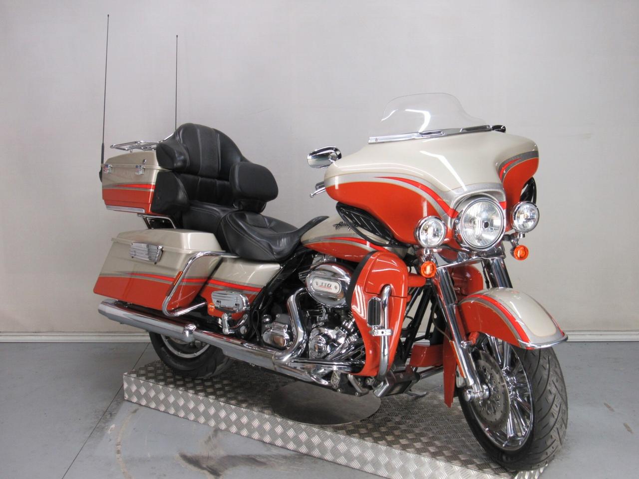 Harley-davidson CVO Ultra Classic Electra Glide SCREAMING EAGLE