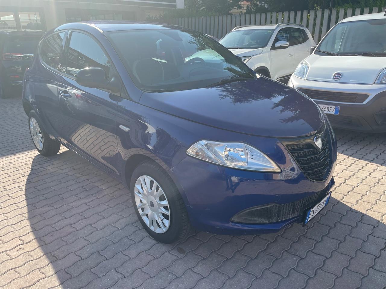 Lancia Ypsilon 0.9 TwinAir 85 CV 5 porte Metano Ecochic Silver