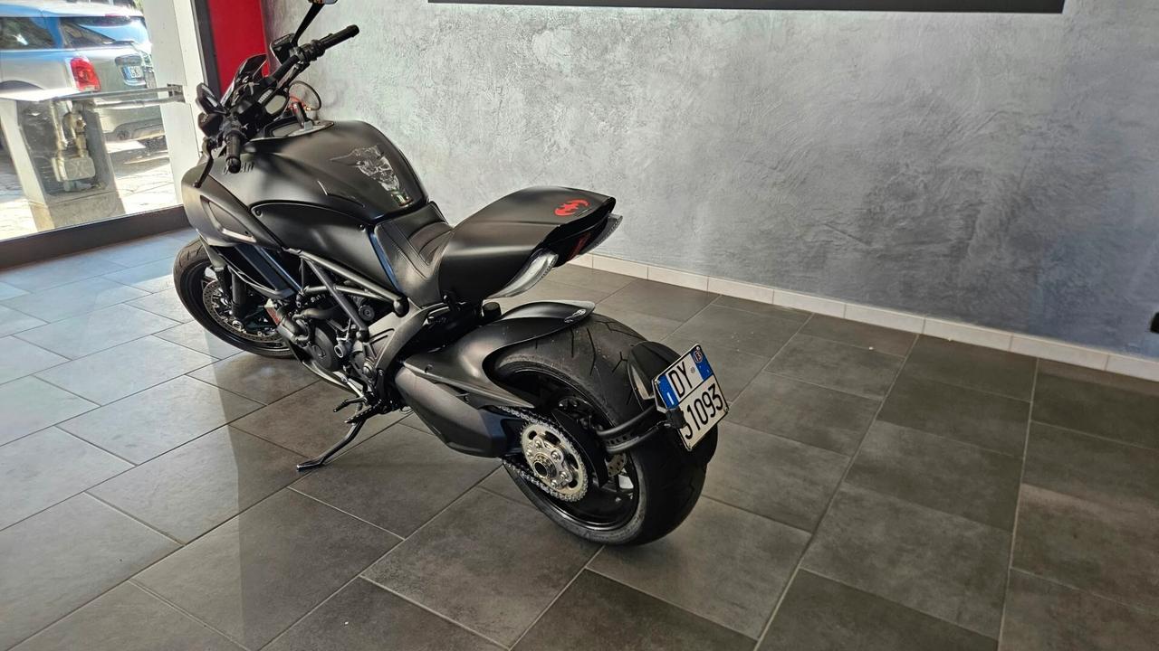 Ducati Diavel darck