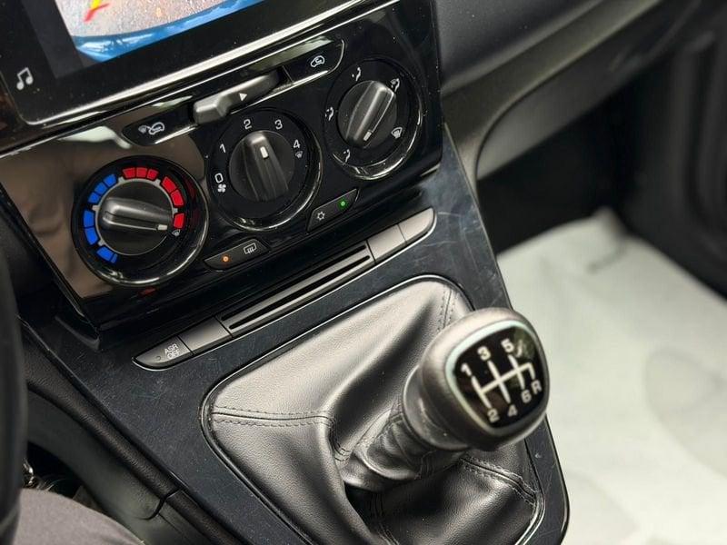 Lancia Ypsilon 1.0 FireFly Hybrid GOLD.