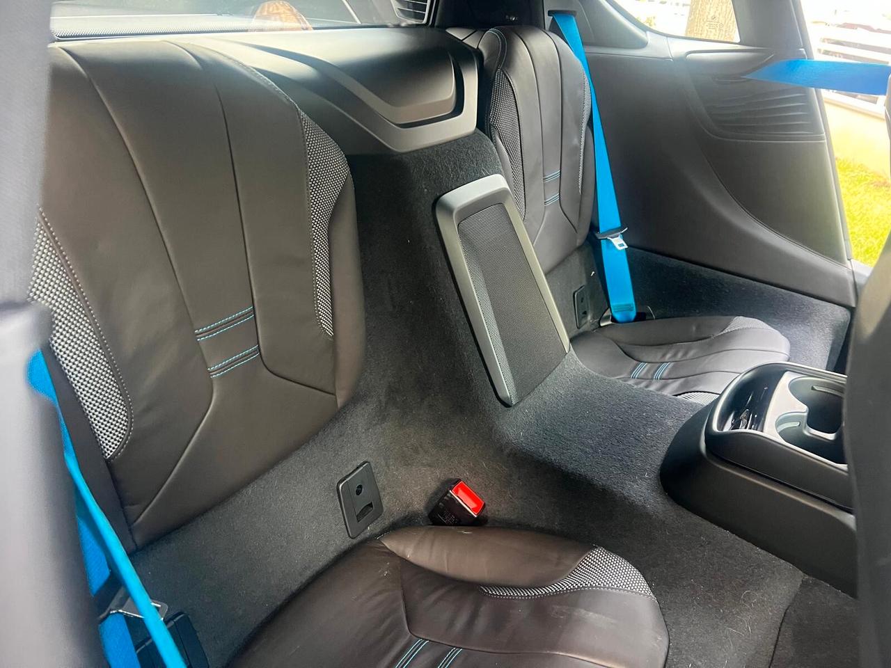 BMW i8 COUPE' TRE VOLUMI HYBRID 231cv