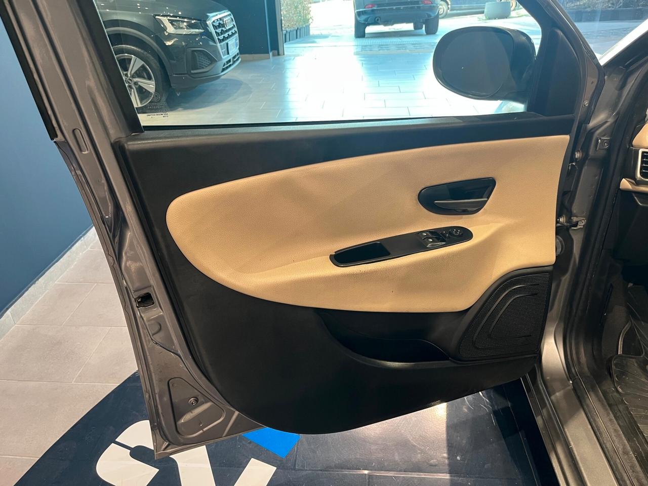 Lancia Ypsilon 1.3 MJT 16V 95 CV 5 porte S&S Silver