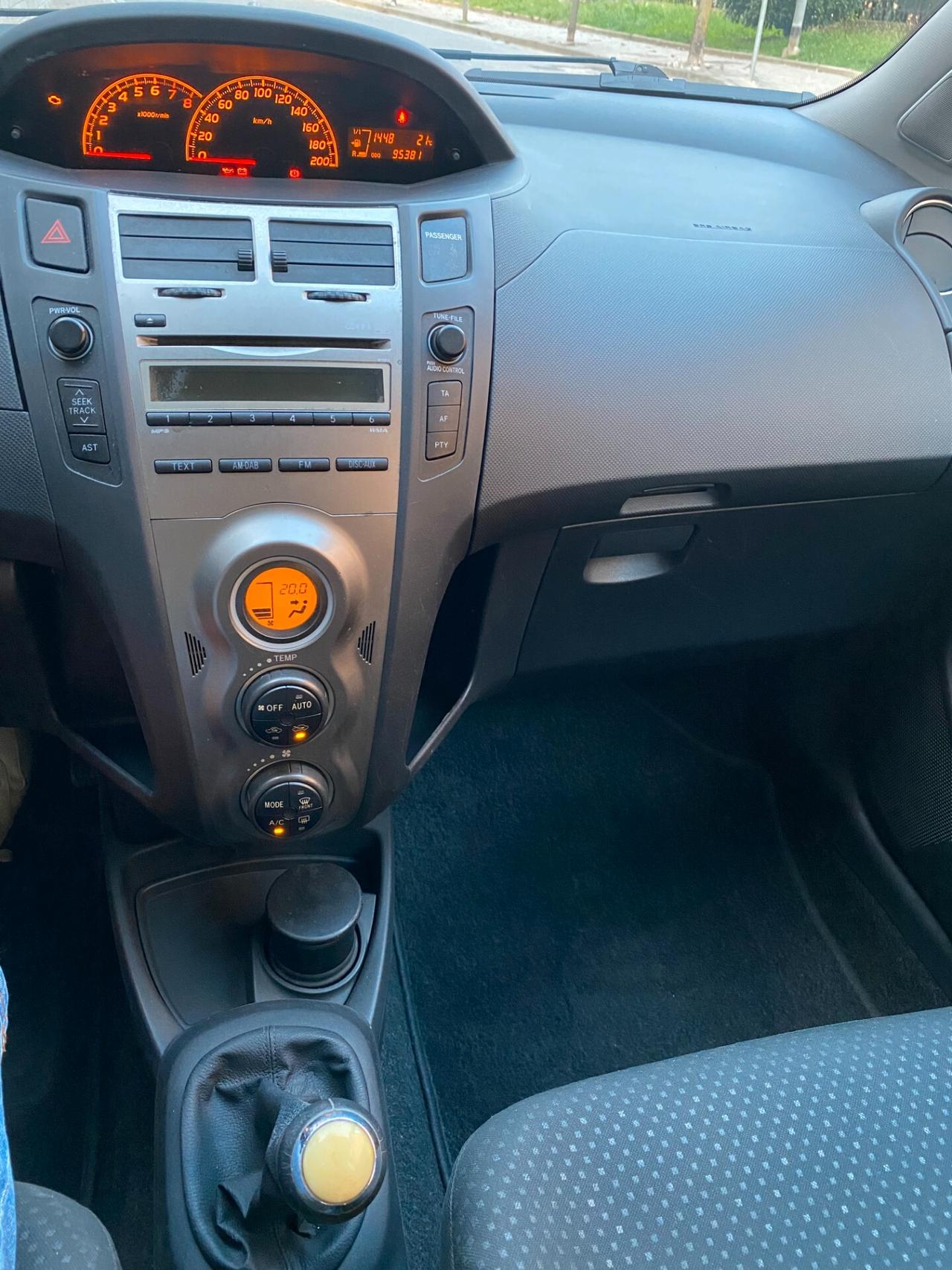 Toyota Yaris 1.0 5 Porte Sol