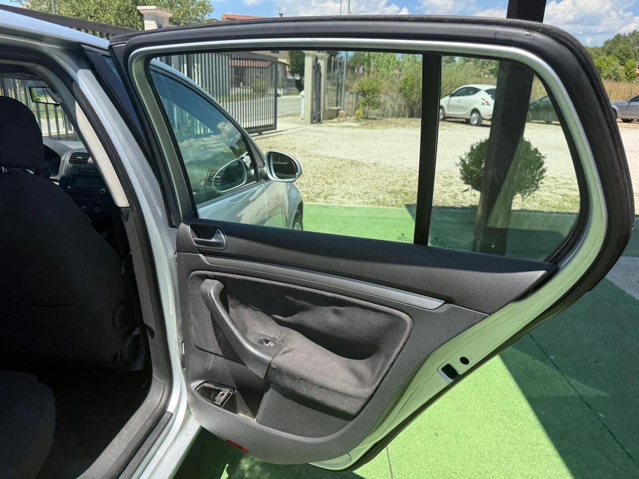 VOLKSWAGEN GOLF 5" SERIE