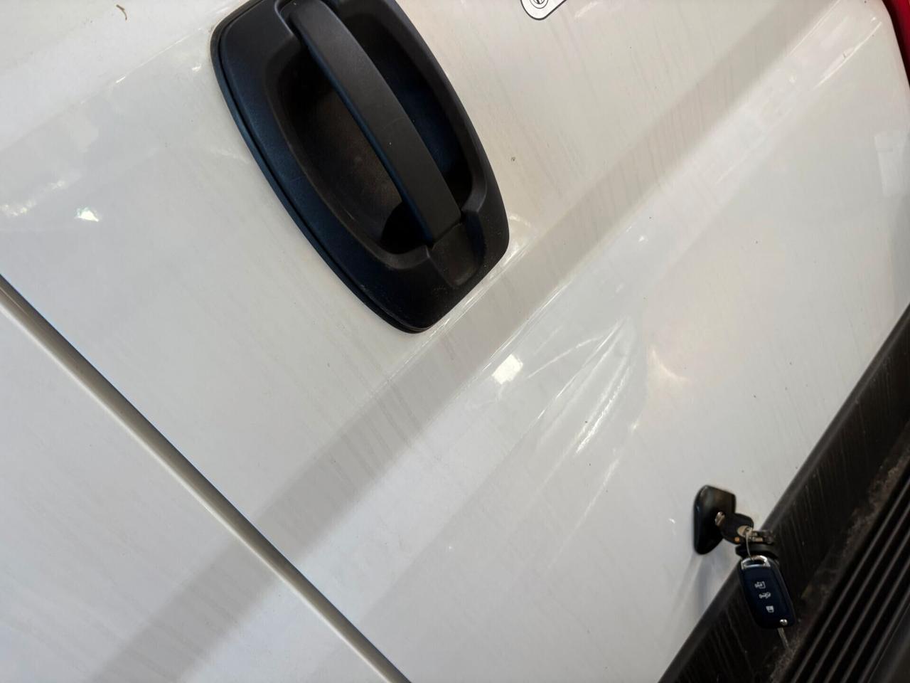 Peugeot Boxer furgone L2H2 2.2 BlueHdi 140cv con telecamera posteriore e blocco porte carico in sicurezza