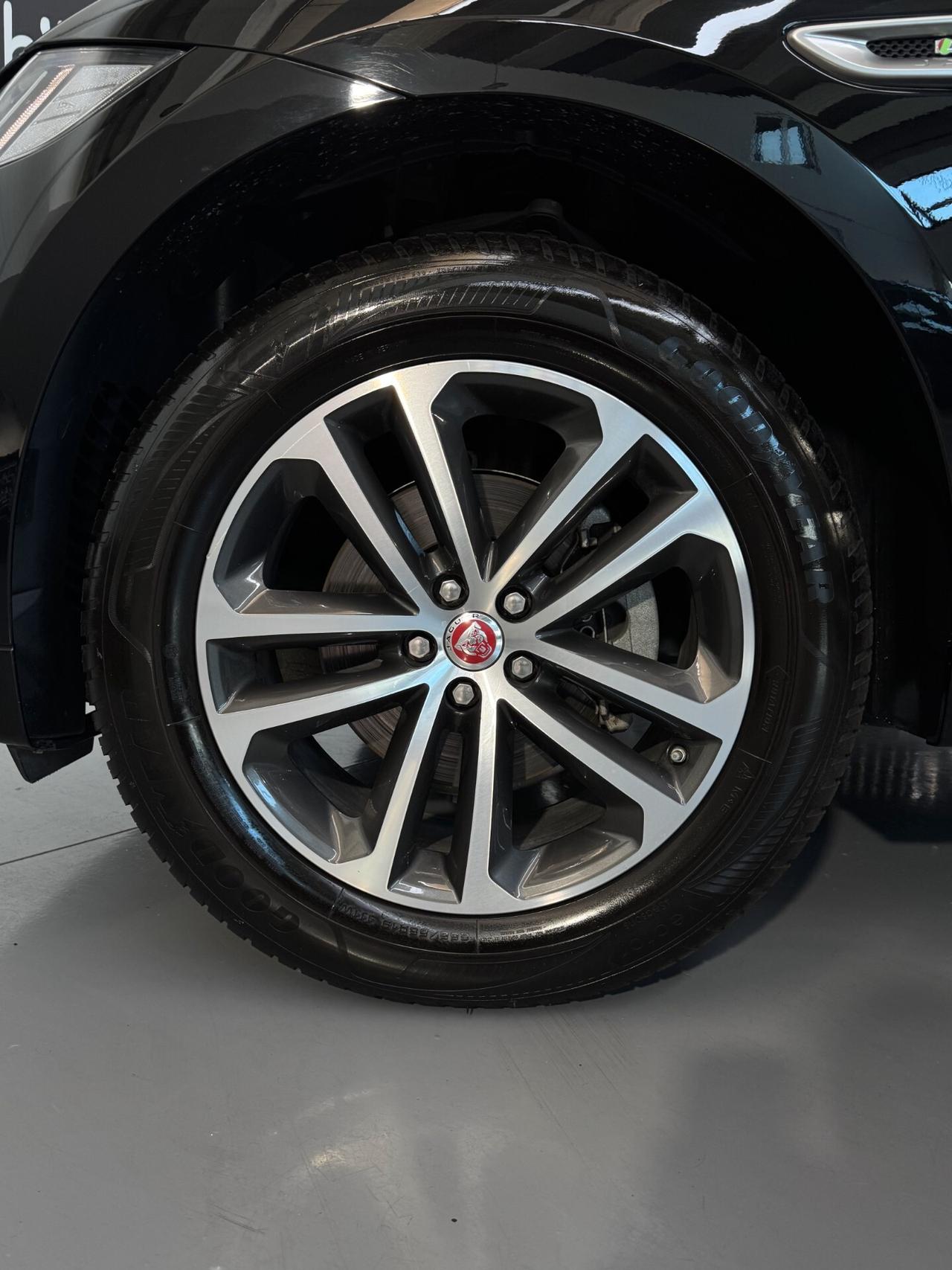 Jaguar F-Pace R-Sport 2.0cc 180cv AWD CarPlay Finanziabile