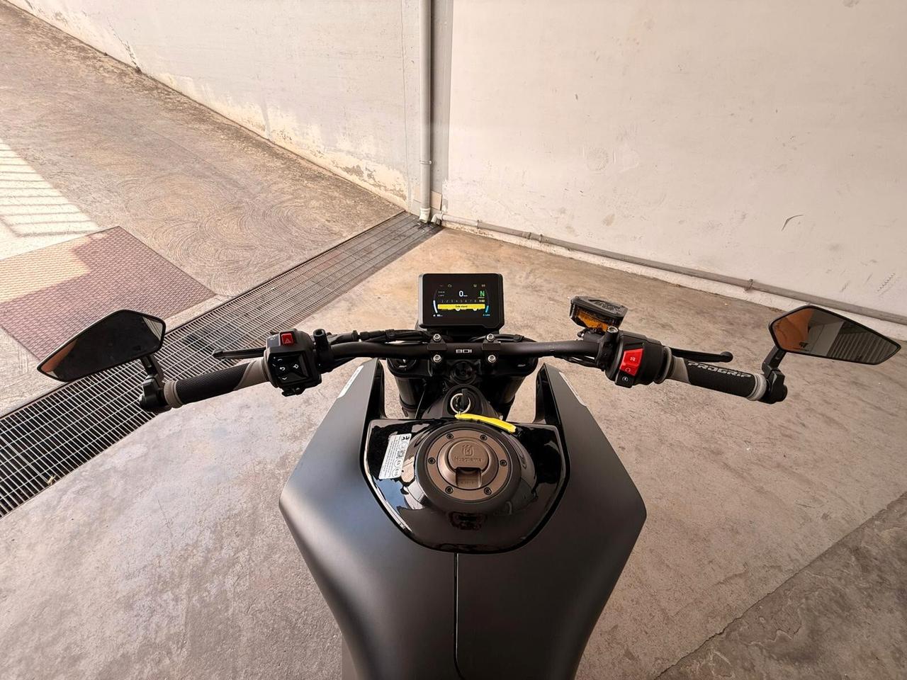 Husqvarna Svartpilen 801 *PARI AL NUOVO*