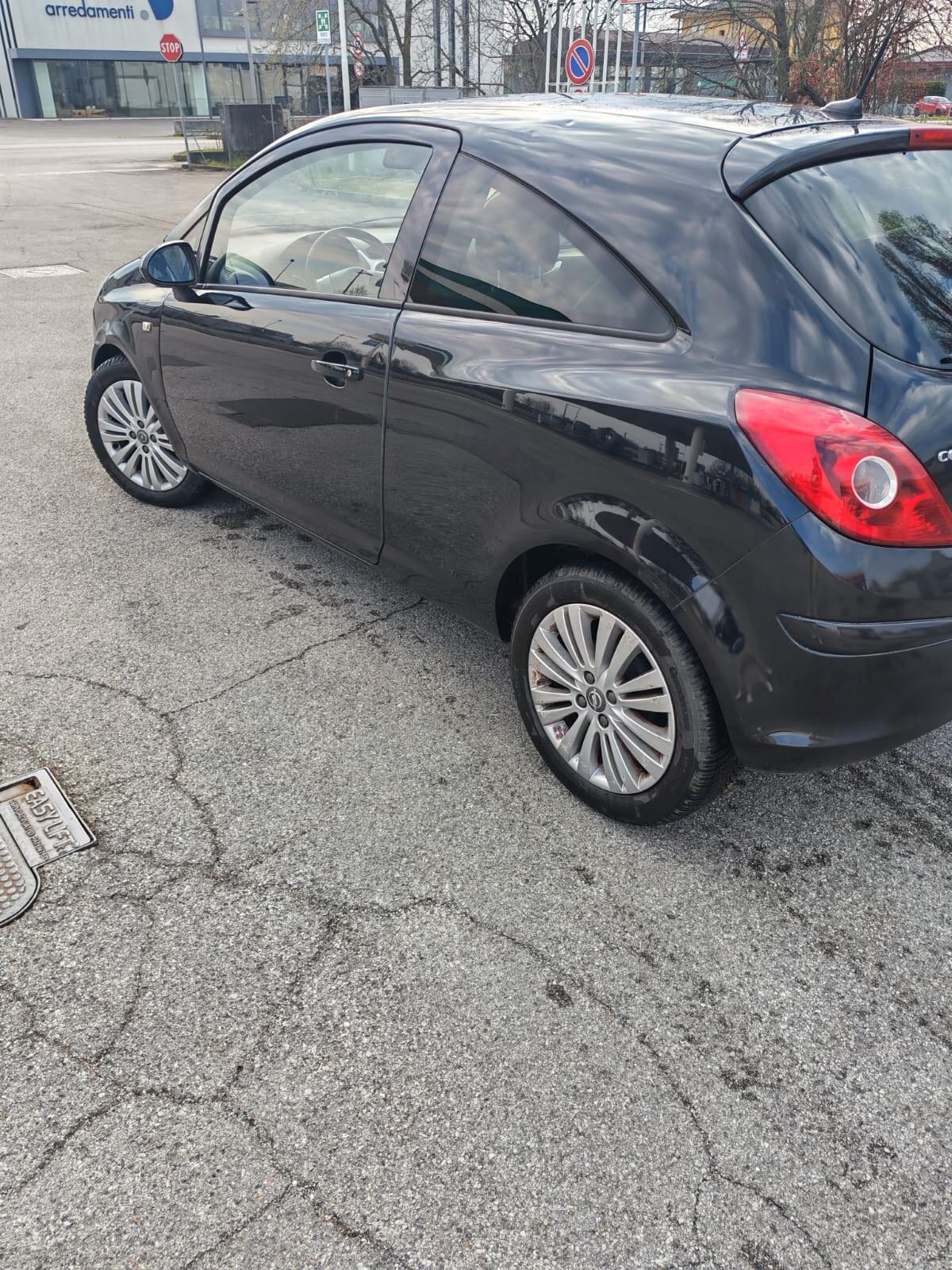 Opel Corsa 1.2 3 porte b-color