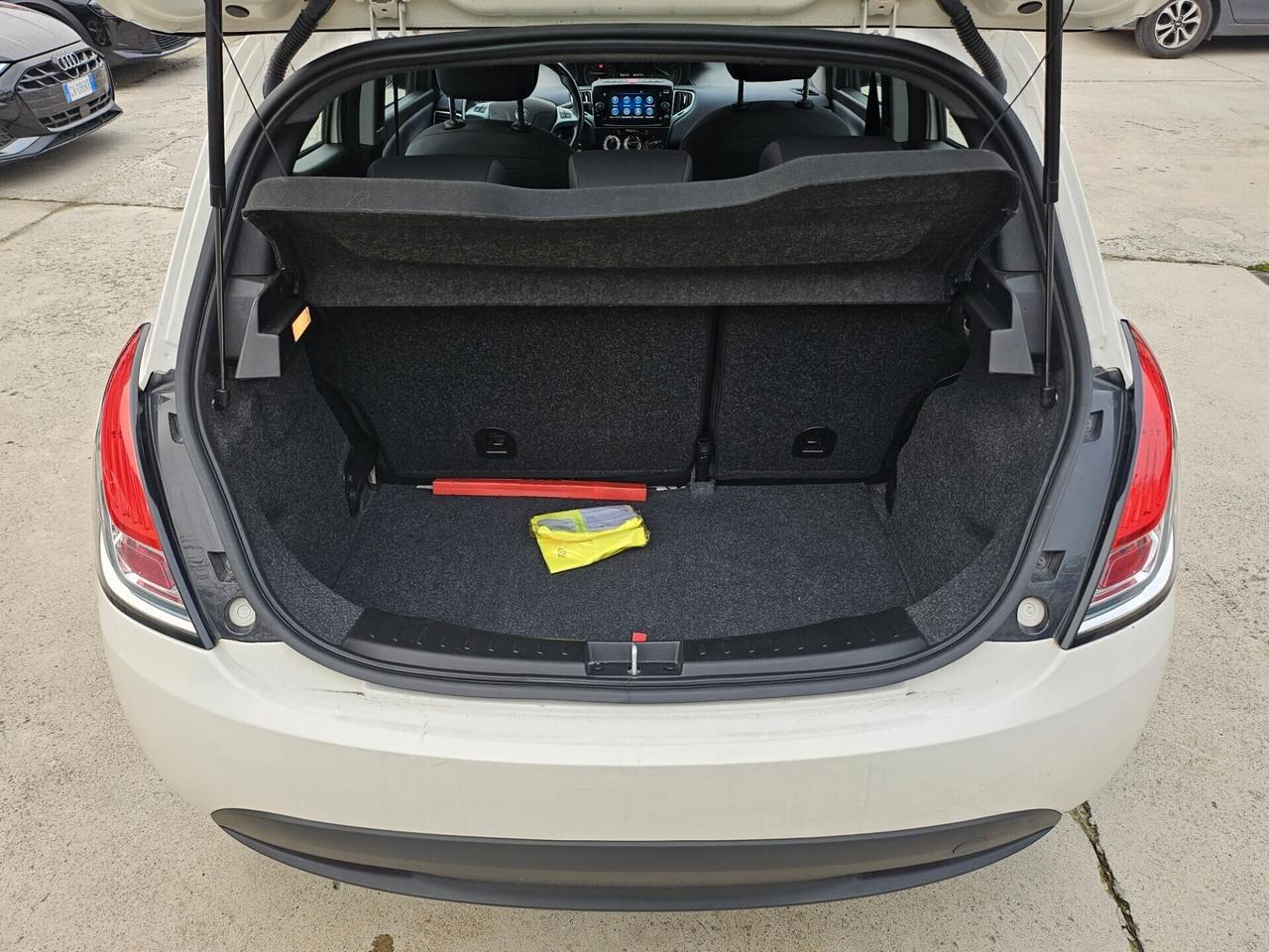 Lancia Ypsilon 1.0 FireFly 5 porte S&S Hybrid Silver