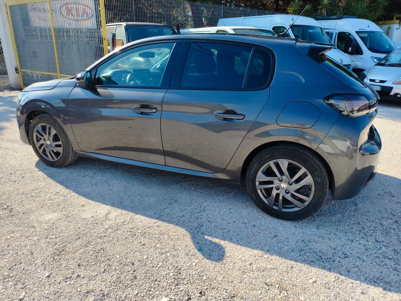 Peugeot 208 PureTech 75 Stop&Start 5 porte Allure – 2022 – 10.100 km . Vendita senza IVA (regime del margine)