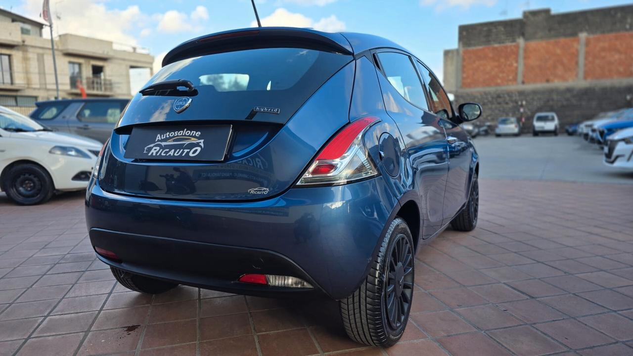 Lancia Ypsilon 1.0 FireFly 5 porte S&S Hybrid Ecochic Silver