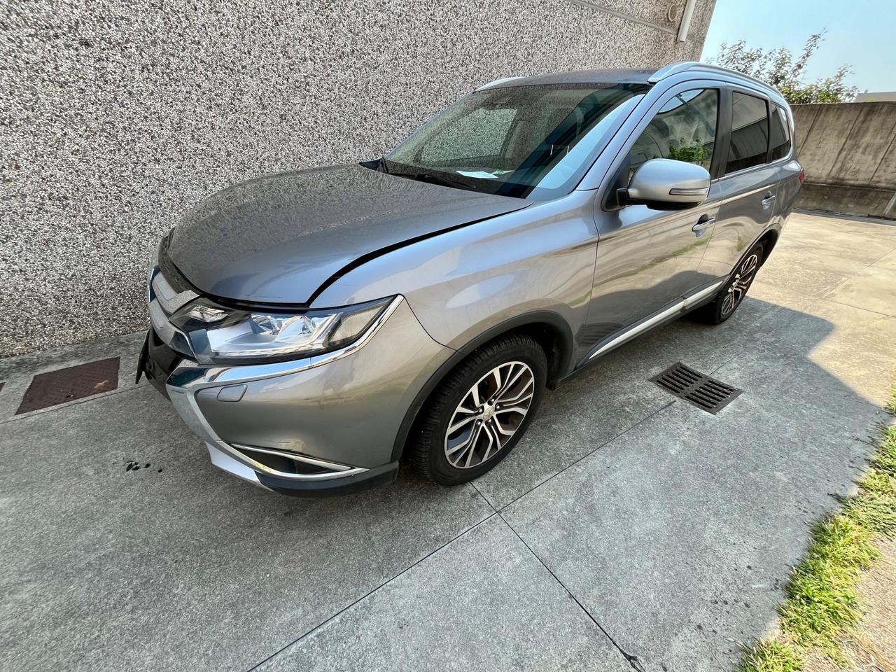Mitsubishi Outlander 2.2 DI-D 4WD Instyle Plus SDA 7 posti