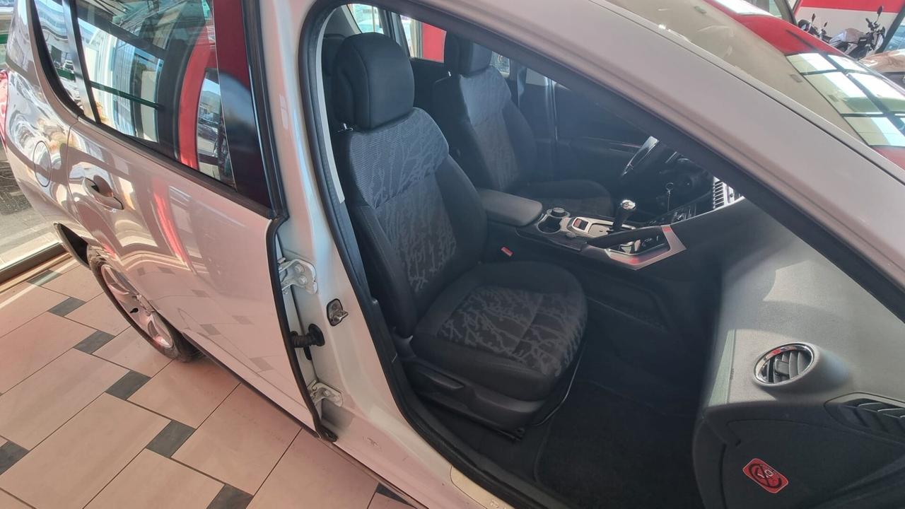 Peugeot 3008 1.6 HDi 110CV cambio robotizzato Premium