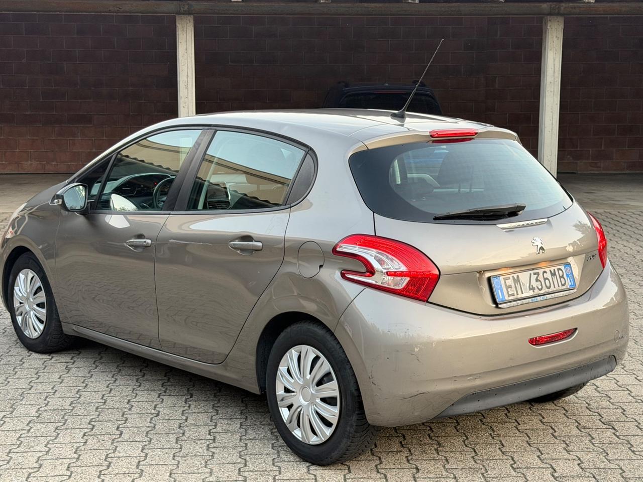Peugeot 208 1.4 HDi 68 CV 5 porte Allure