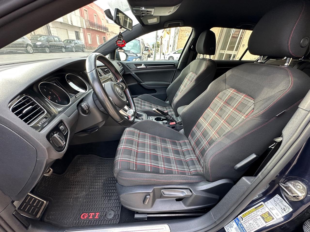 Volkswagen Golf VII GTI 2.0 211CV PANAMERICANA