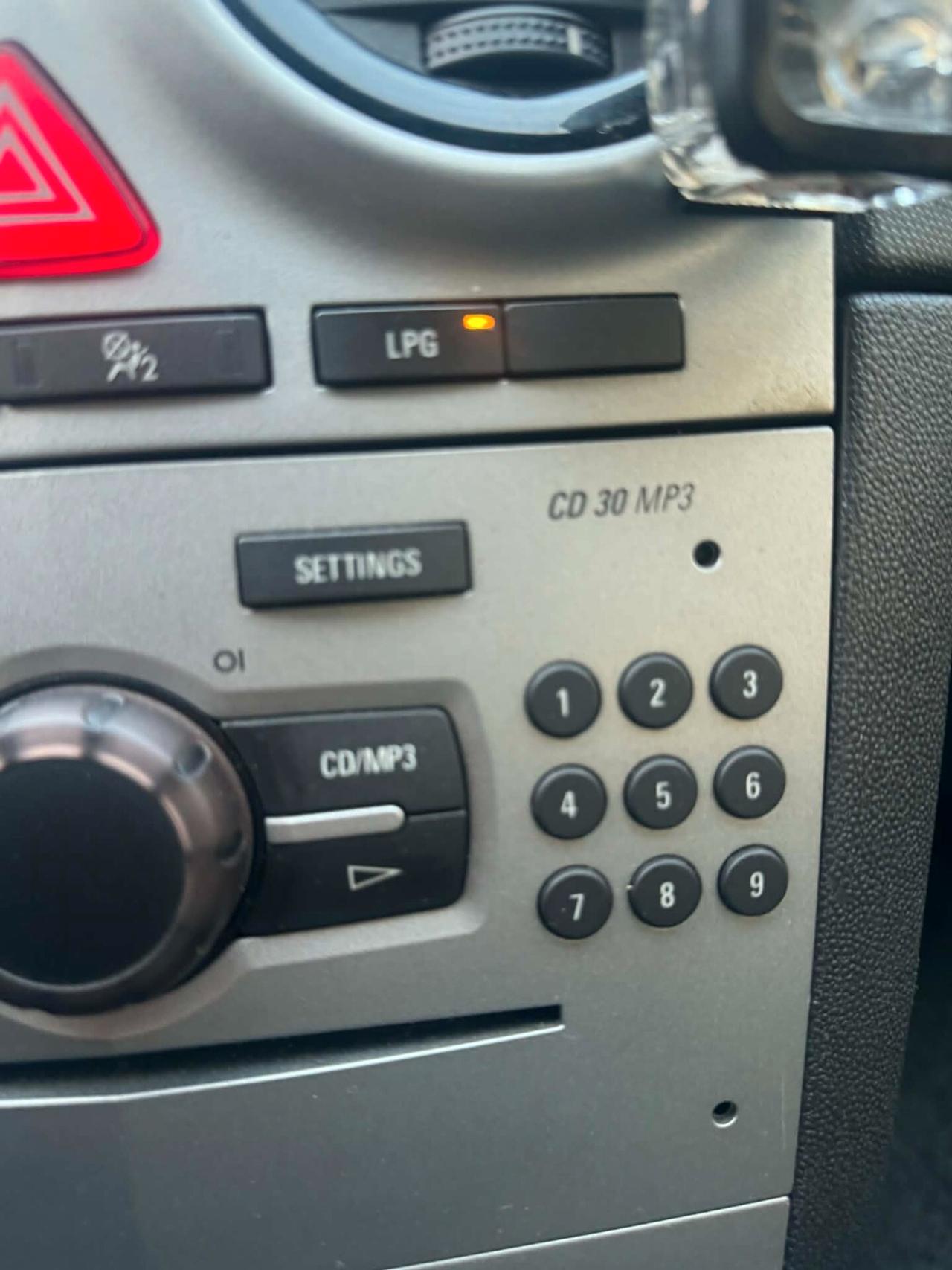 Opel Corsa ANNO 2012 1.2 BENZ/GPL 85CV