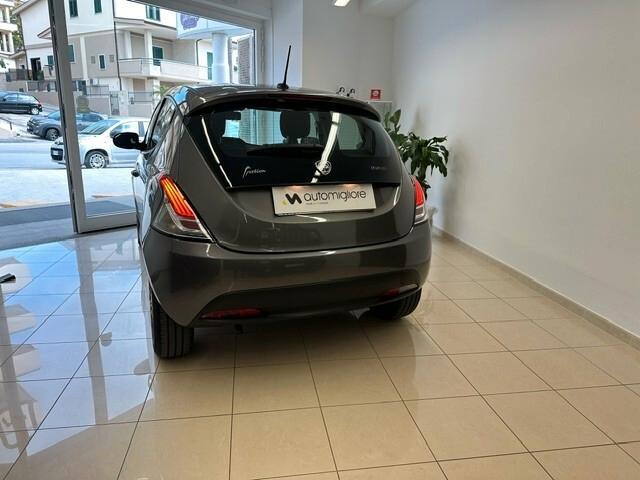 Lancia Ypsilon 1.0 FireFly 5 porte S&S Hybrid Ecochic Silver