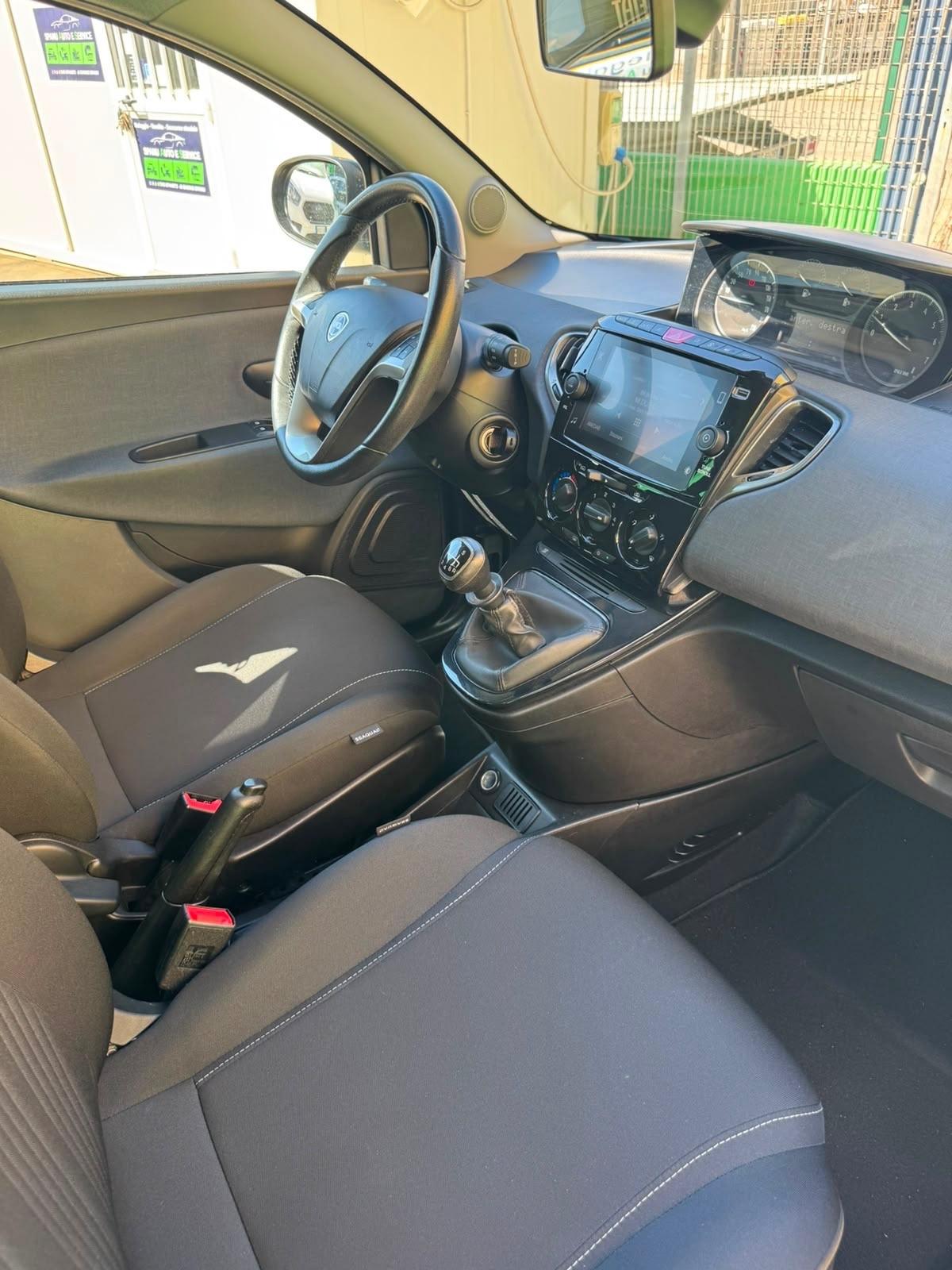 Lancia Ypsilon 1.0 FireFly 5 porte S&S Hybrid Ecochic Silver