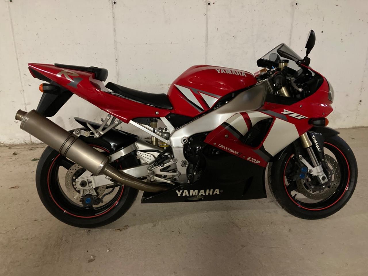 Vendo YAMAHA R1 da vetrina