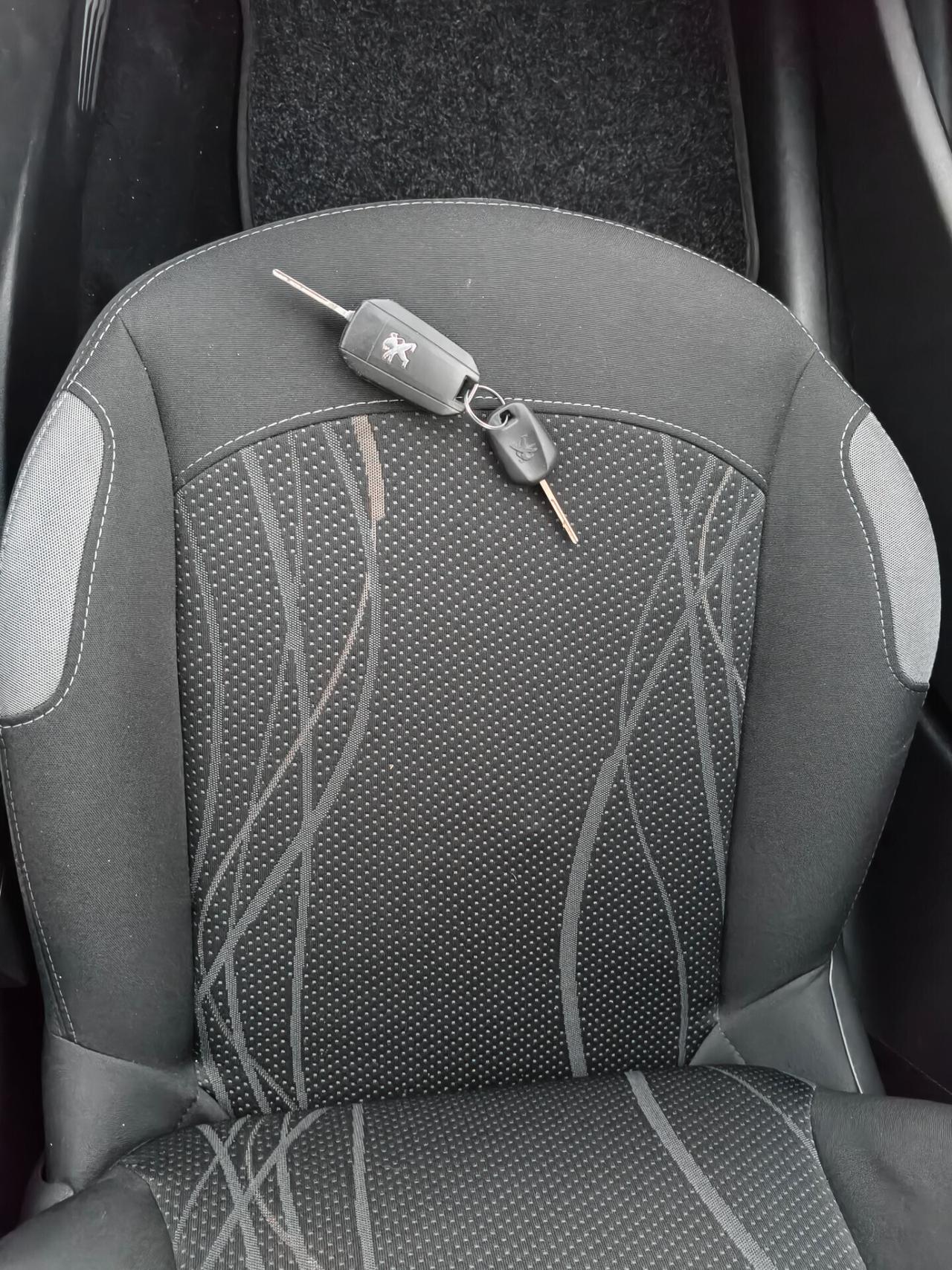 Peugeot 208 1.2 5 porte 2014 SOLO 137.000 KM