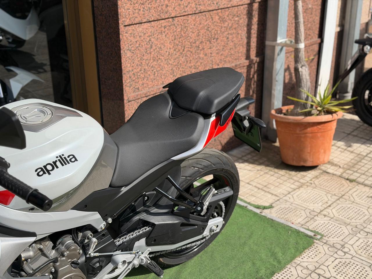 Aprilia Tuono 457 KM 0 2026 tua a soli 45€ al mese