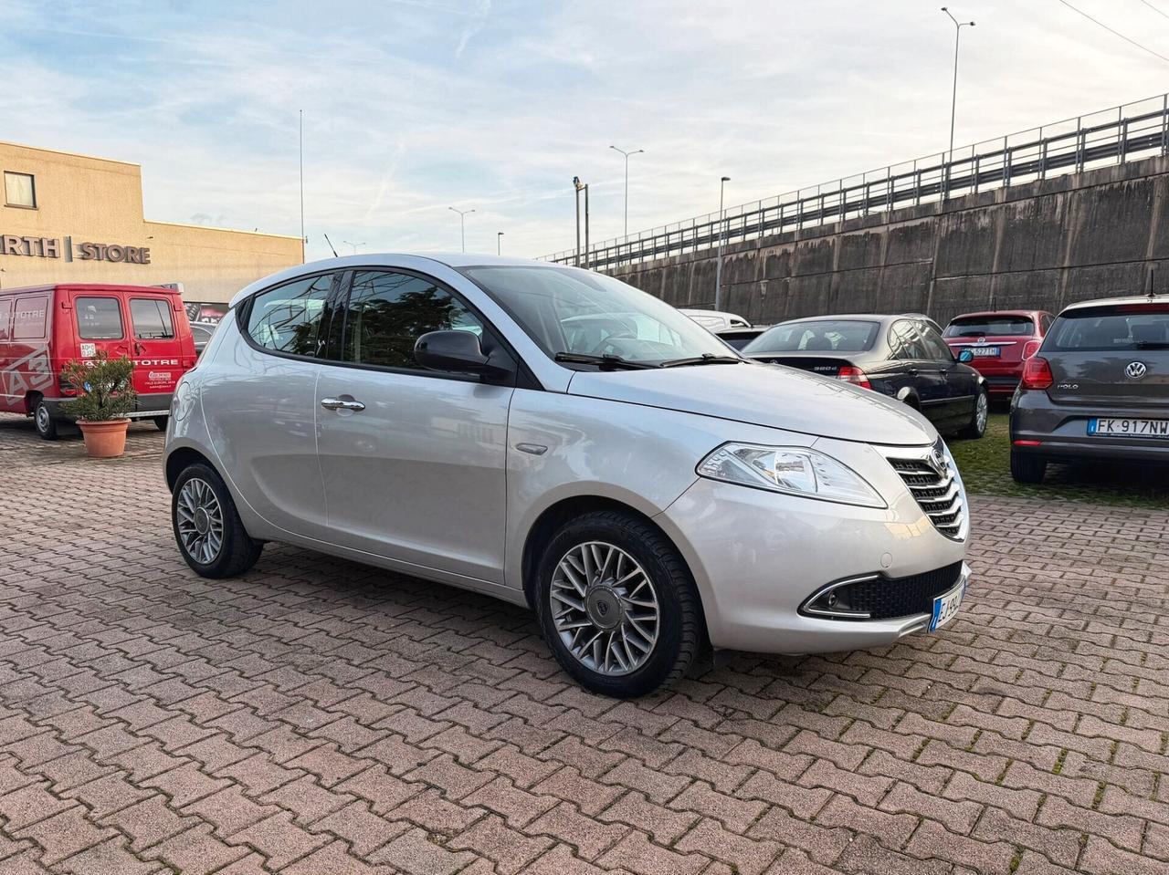 Lancia Ypsilon 1.2 69 CV 5 porte S&S Gold OK NEOPATENTATI