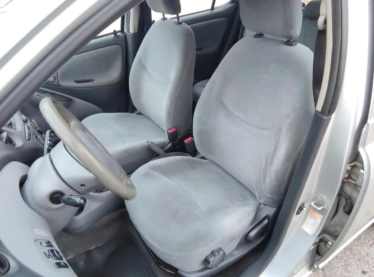 Toyota Yaris 1.0 BENZINA 5 porte Sol