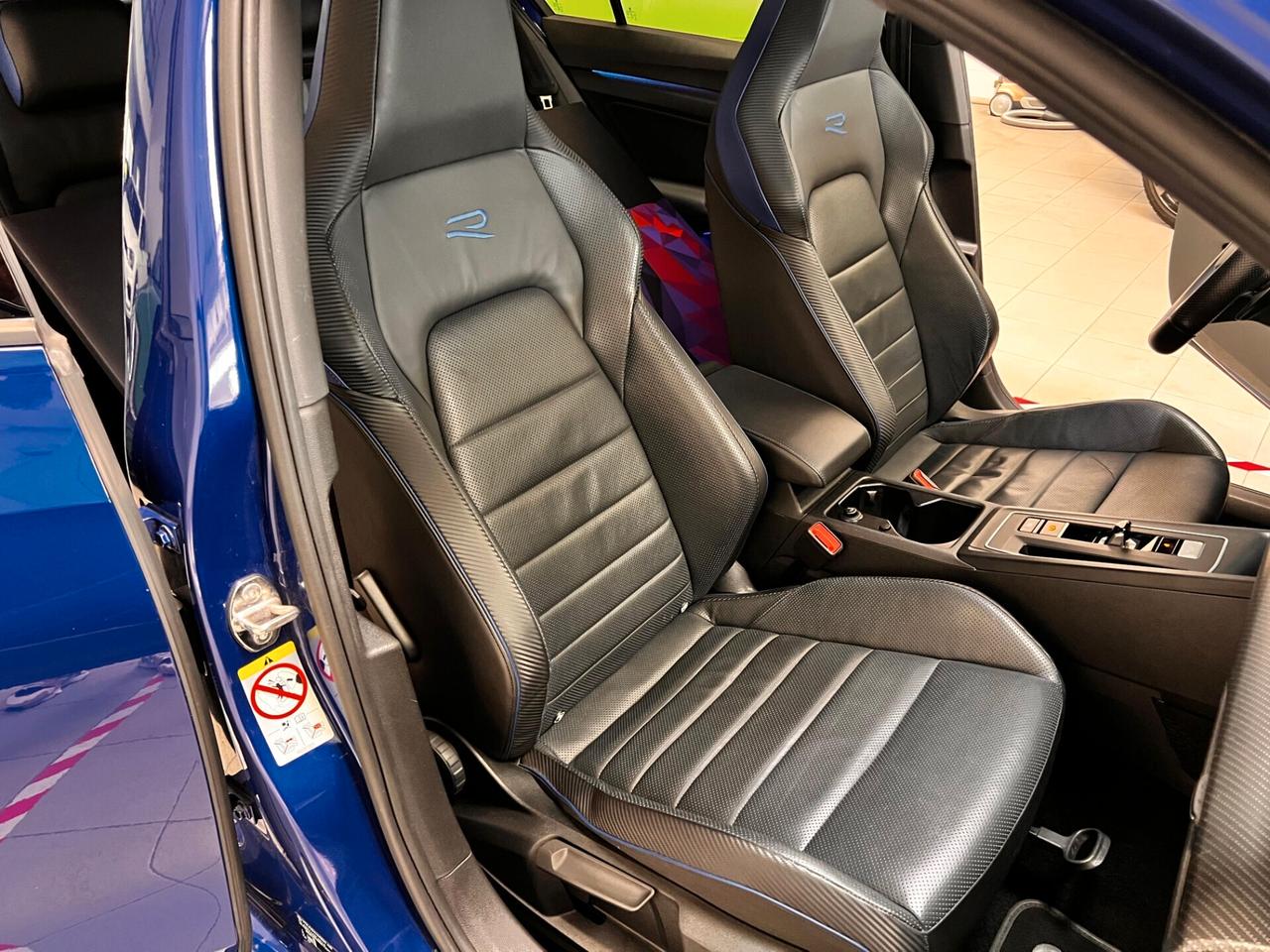 Volkswagen Golf 8 R 2.0 TSI DSG 4Motion AKRAPOVICH