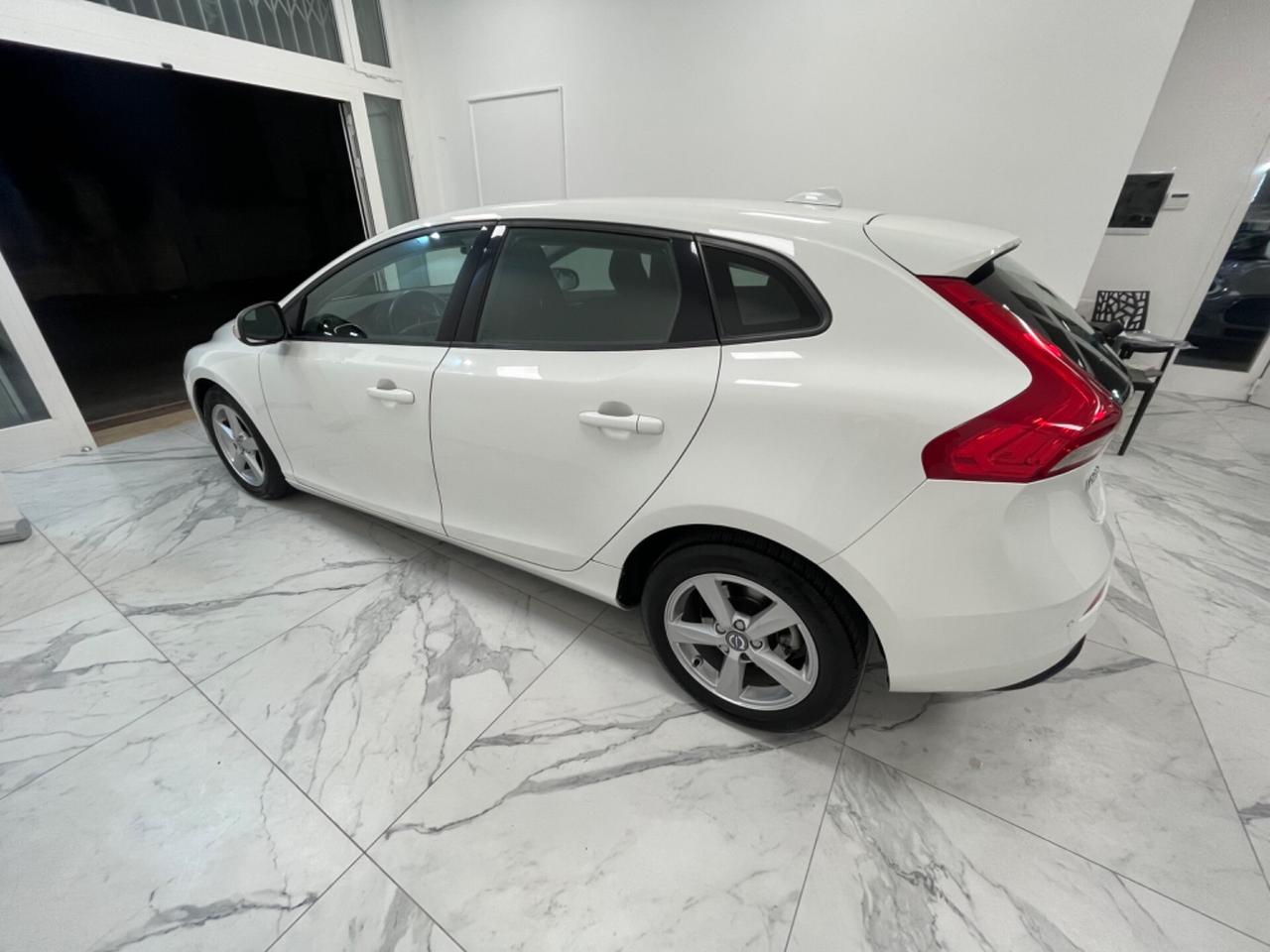 Volvo V40 D2 1.6 Momentum Unipro 2015