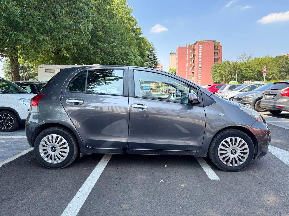 Toyota Yaris 1.3 dual Sol 5p m-mt