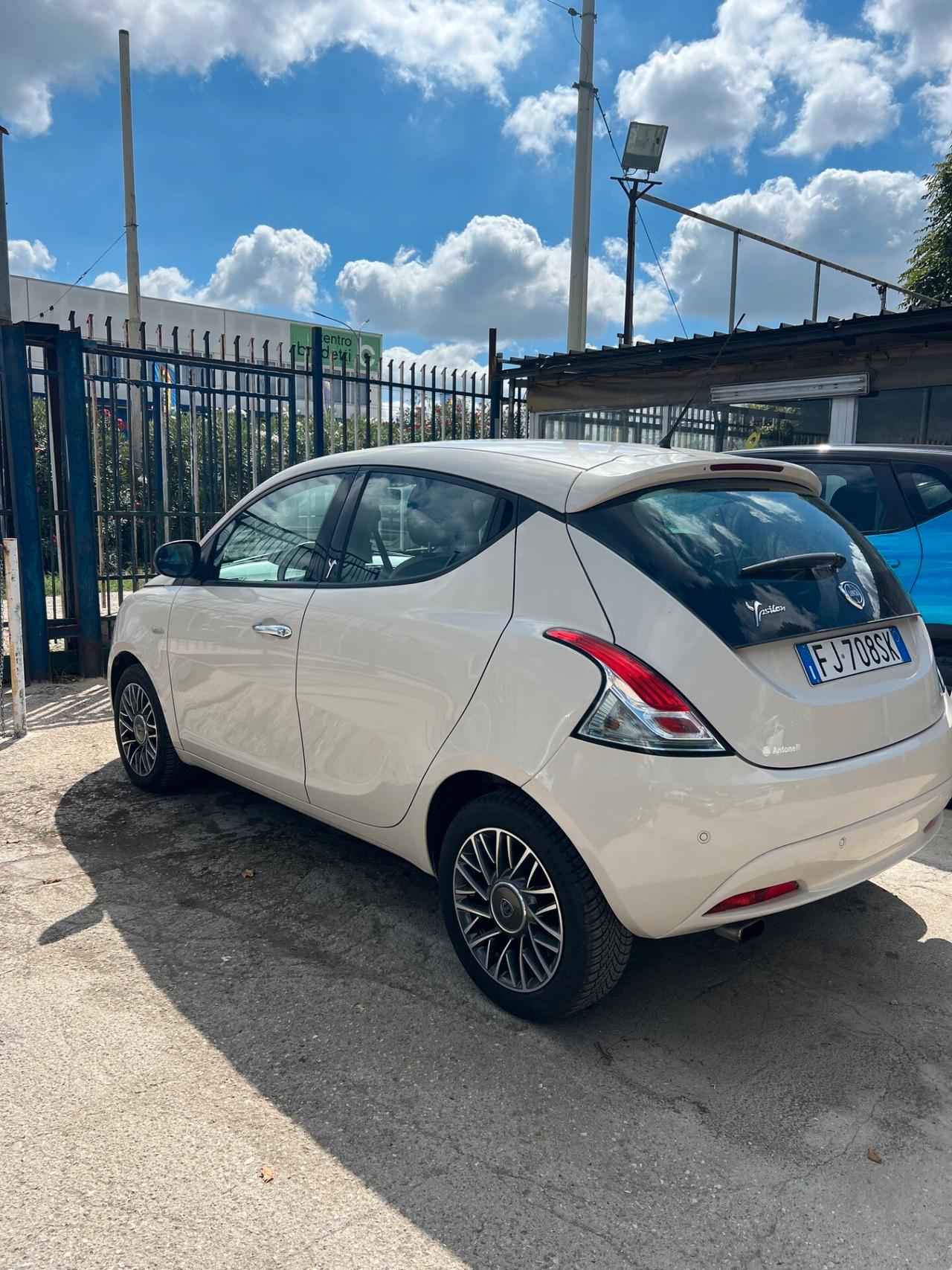 Lancia Ypsilon 1.2 69 CV 5 porte platinum