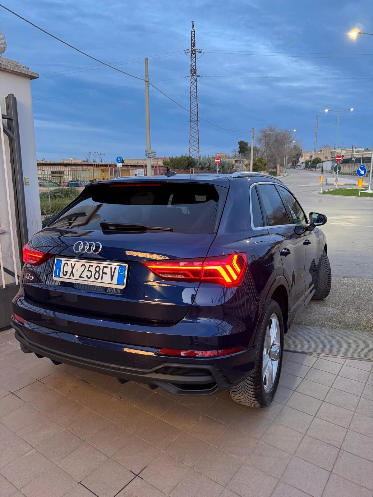 Audi Q3 35 TDI S tronic Identity Black