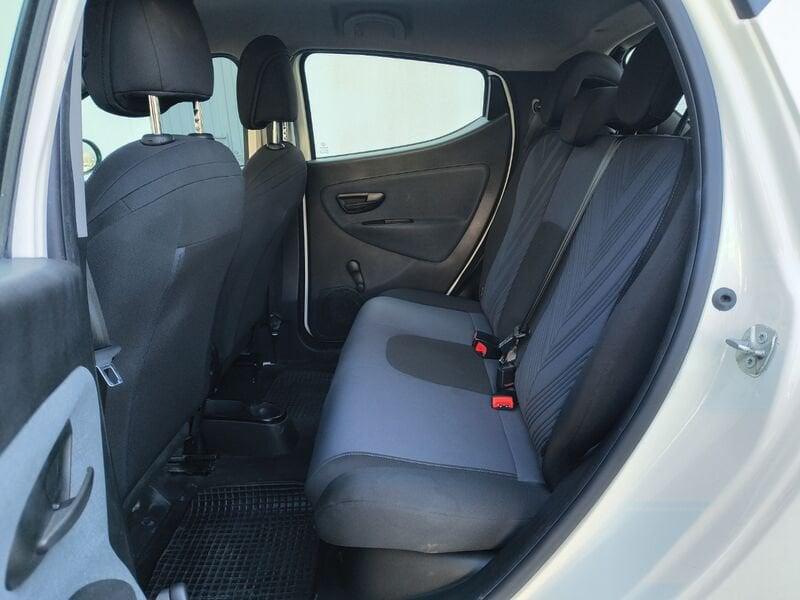 Lancia Ypsilon 0.9 silver hybrid