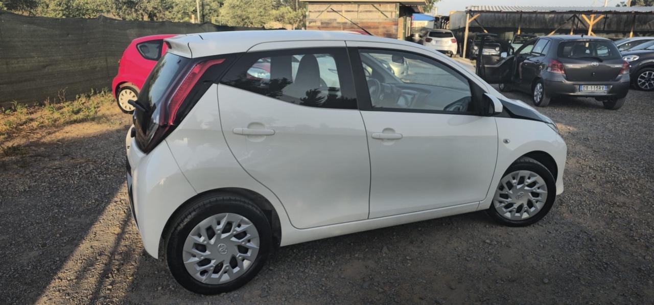 Toyota Aygo Connect 1.0 VVT-i 72 CV 5 porte x-clusiv