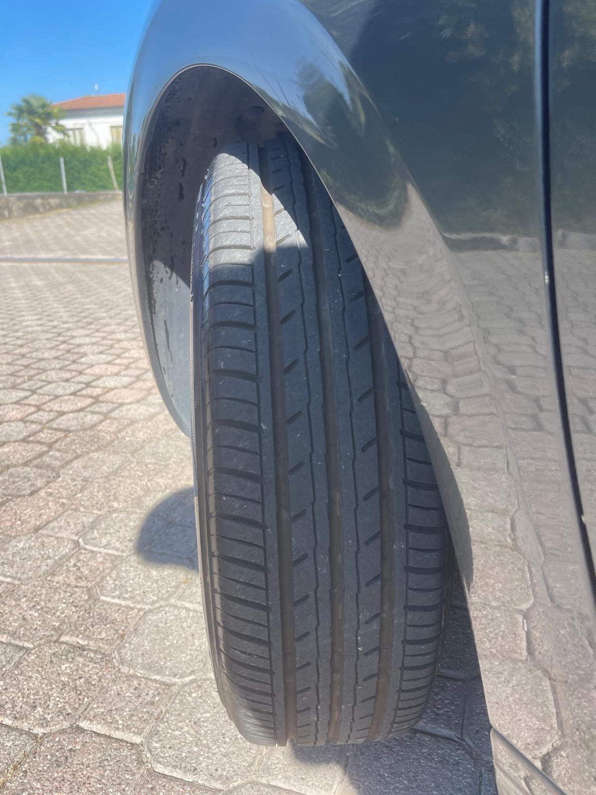 Peugeot 208 1.4 HDi 68 CV 5 porte Allure