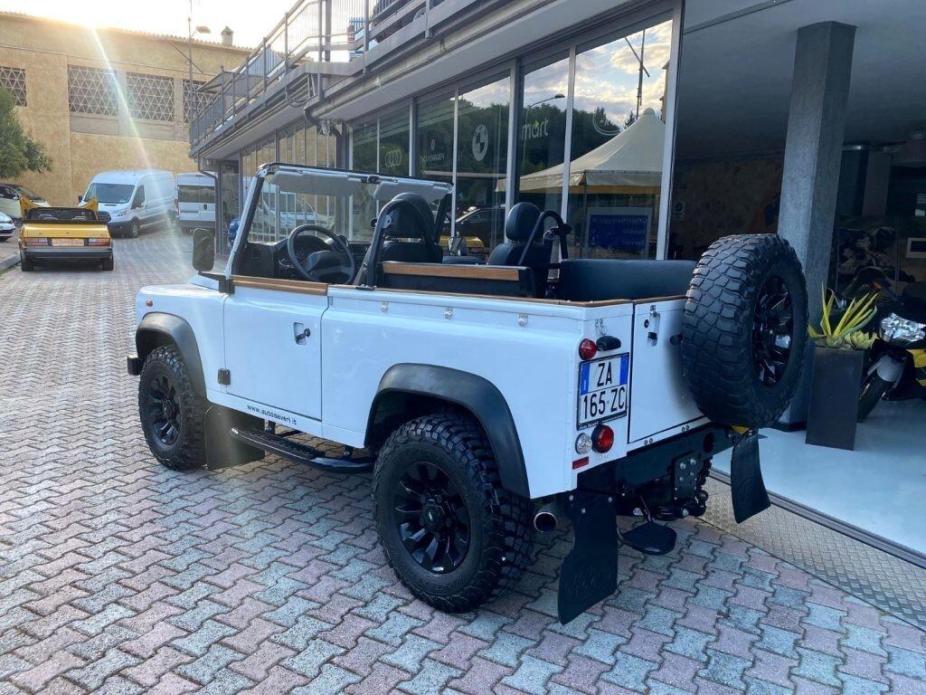 LANDROVERDefender902.2TD4StationWagon