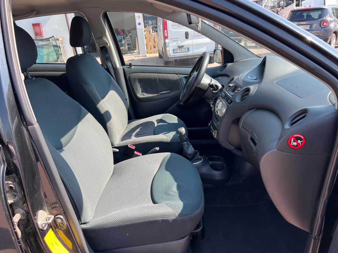 Toyota Yaris 1.0i 16V cat 5 porte Sol