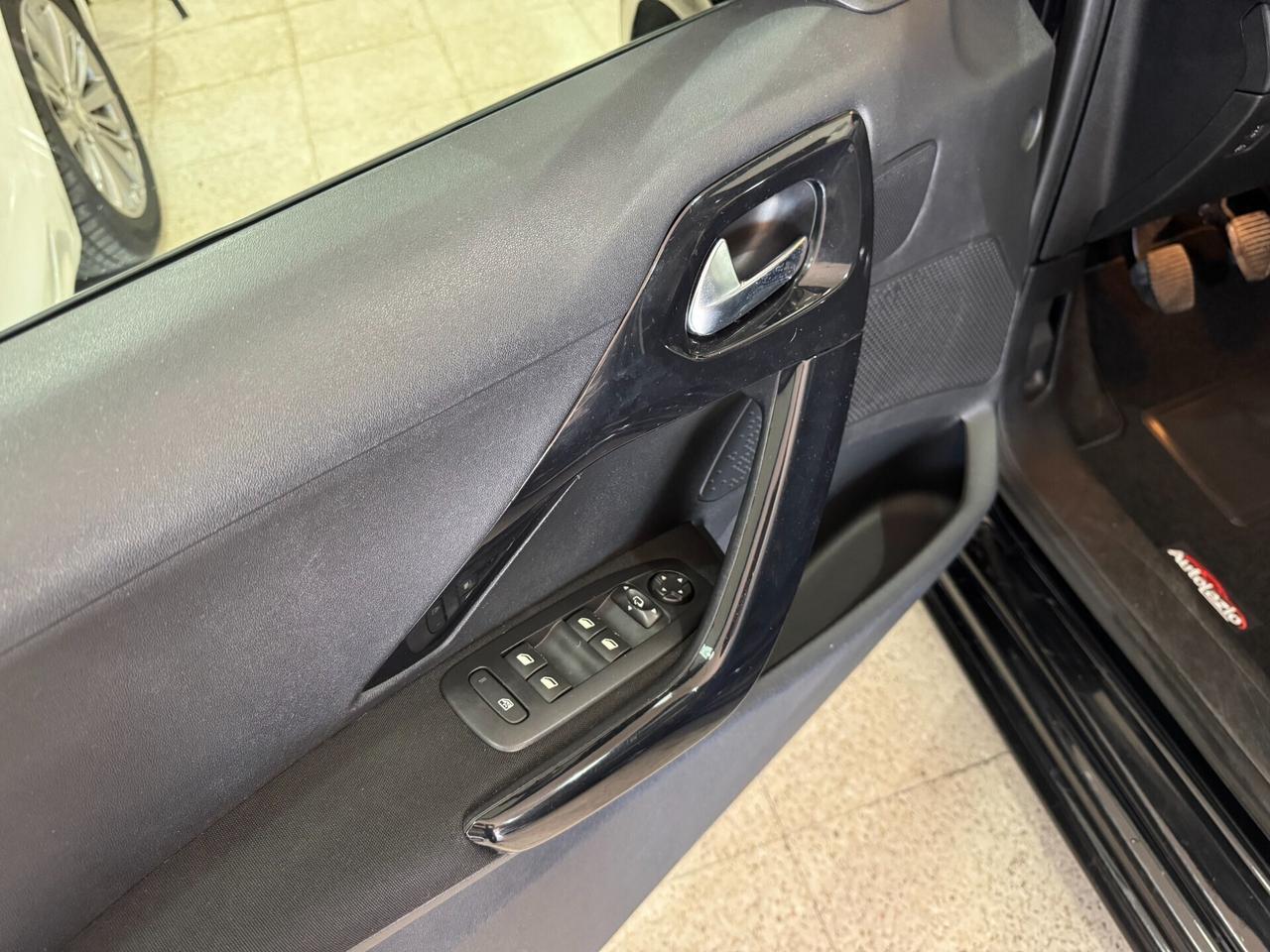 Peugeot 208 PureTech GPL 82 cv Allure NAVIGATORE-R