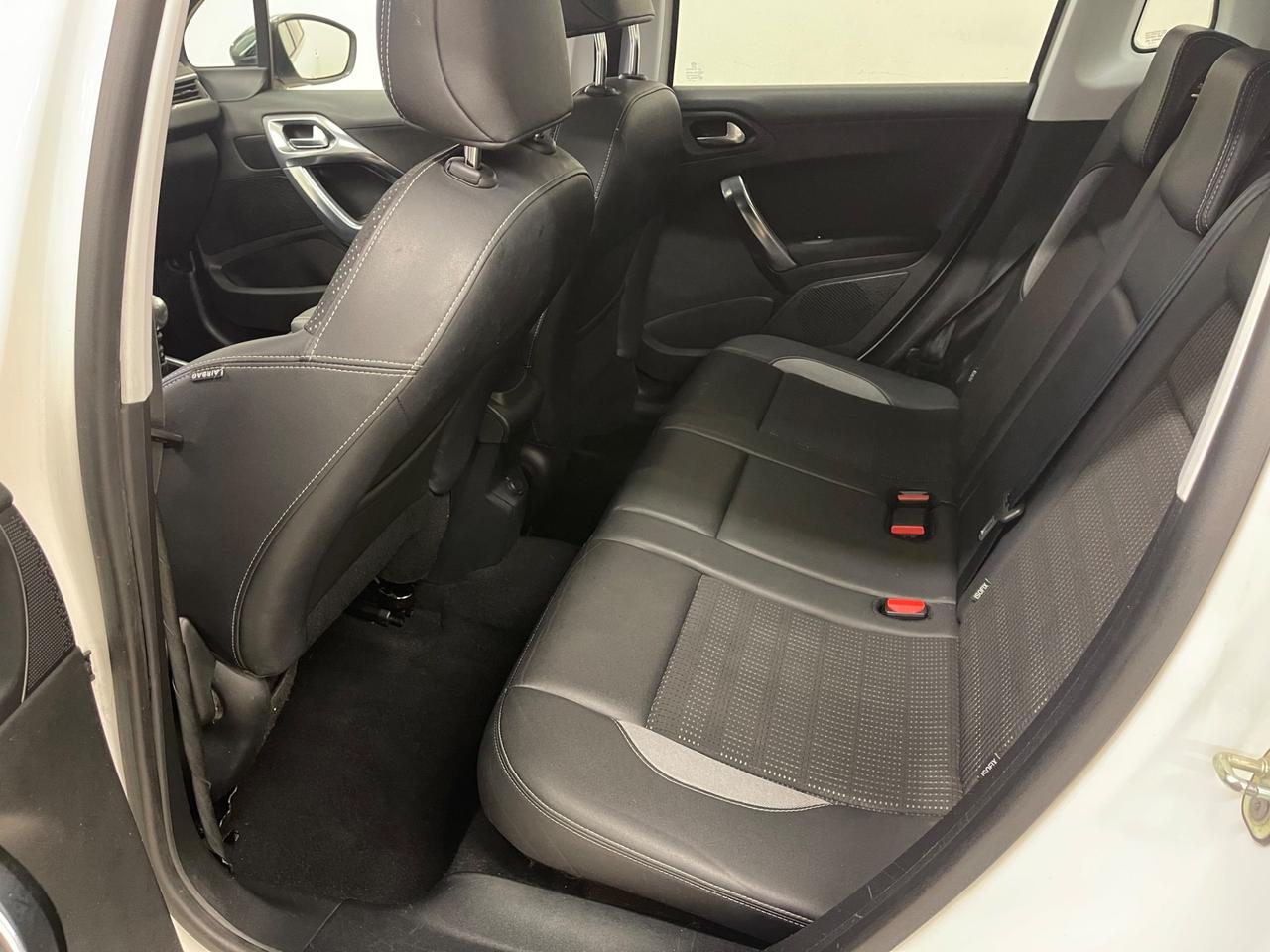 Peugeot 2008 1.6 e-HDi 115 CV Stop&Start Allure