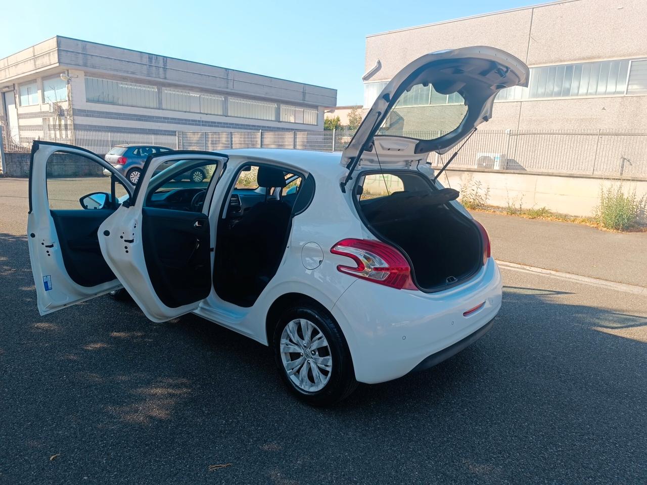 Peugeot 208 1.2 5 porte 99.000 KM NEOPATENTATI